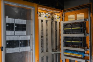 Gebäudeleittechnik von Delta Controls im Schaltschrank