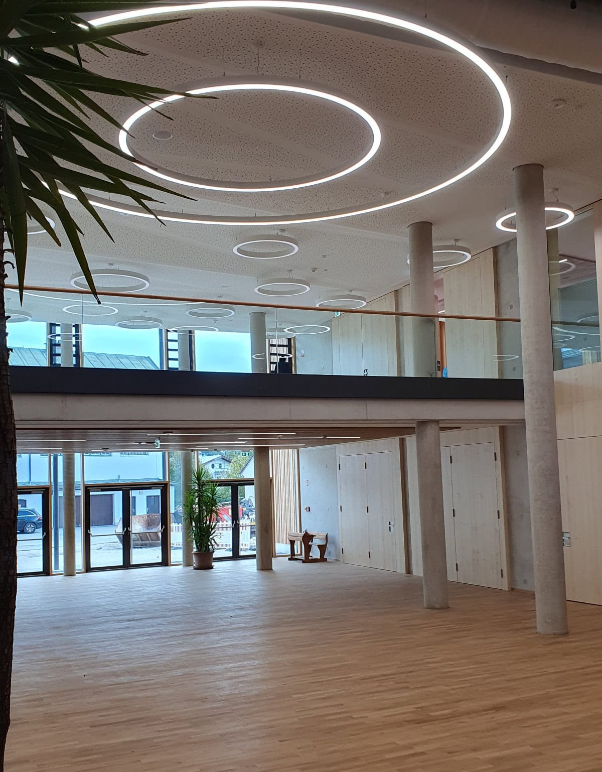 Referenz O3 LED-Leuchtring Schule Aula