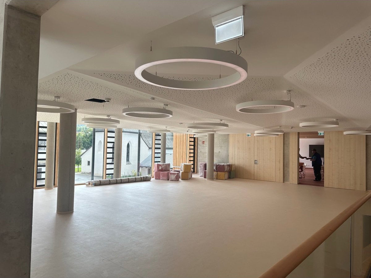 Referenz O3 LED-Leuchtring Schule Aula